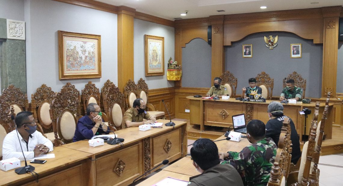 Wabup Badung I Ketut Suiasa memimpin rapat tindak lanjut hasil monitoring tim verifikasi tempat ibadah di tengah pandemi Covid-19 Kabupaten Badung di Puspem Badung, Selasa (30/6).
