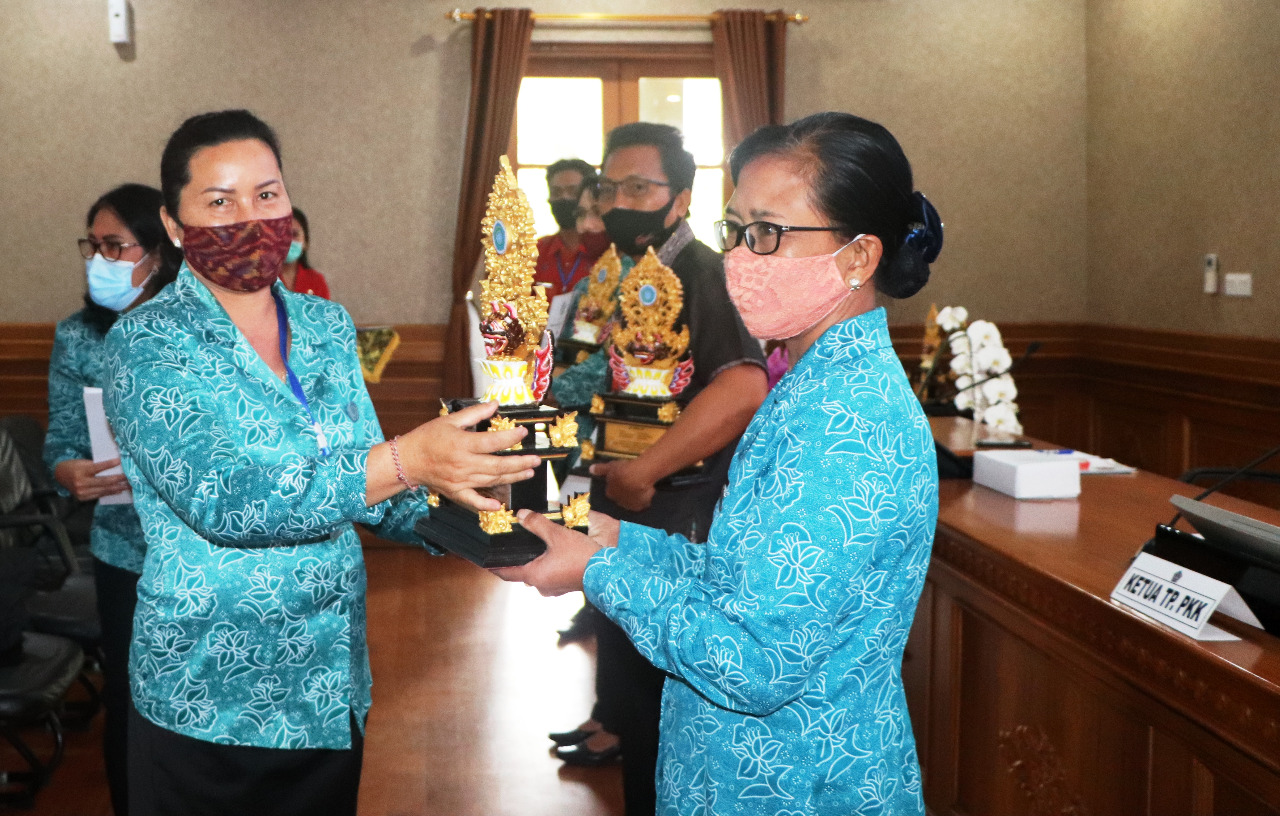 Serahkan Piala Kepada Pemenang Lomba Pkk Kkbpk Kesehatan Tingkat