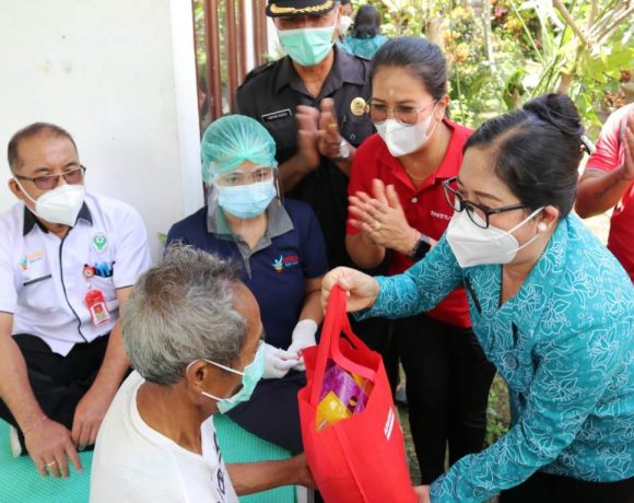 Tuntaskan Vaksinasi Penyandang Disabilitas, Ny. Rai Wahyuni Kembali Jemput Bola ke Rumah Para Penyandang Disabilitas di Desa Petiga