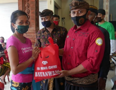 Gotong Royong ringankan beban Krama, Anak Ranting PDI Perjuangan Banjar Adat Batanwani Bagikan Paket sembako.