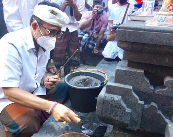 Wakil Walikota Denpasar, IGN Jaya Negara saat berkesempatan melaksanakan salah satu prosesi Mendem Pedagingan di Gedong Piyasan di Pura Pucuk Sari, Jumat (11/9) di Banjar Kaliungu Kelod.