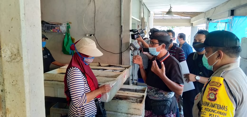 Desa Adat Kedonganan Uji Coba Kantong Ramah Lingkungan Hijau Daun Pada Pedagang Ikan-kabarbalihits
