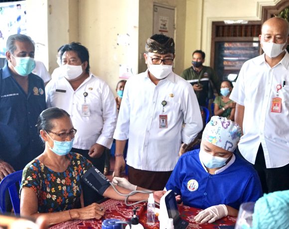 Percepat Cakupan Vaksin Lansia, Wawali Arya Wibawa Tinjau Vaksinasi Jemput Bola di Desa Dangin Puri Kaja
