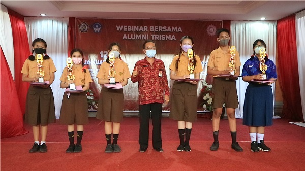 SMAN 3 Denpasar Serahkan Hadiah Juara Lomba Serangkaian HUT ke 45 Trisma-kabarbalihits